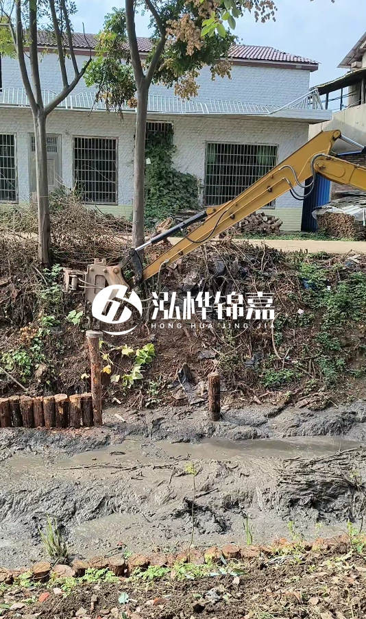 三明挖機(jī)打木樁專業(yè)施工-河道邊打木樁如何防止木樁傾斜？