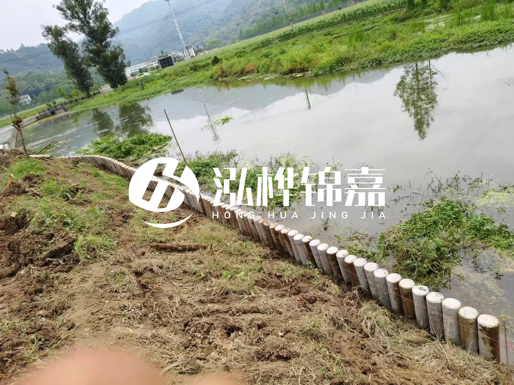 安順市挖機(jī)打木樁專業(yè)施工-河道水泥樁護(hù)坡多少錢一米？
